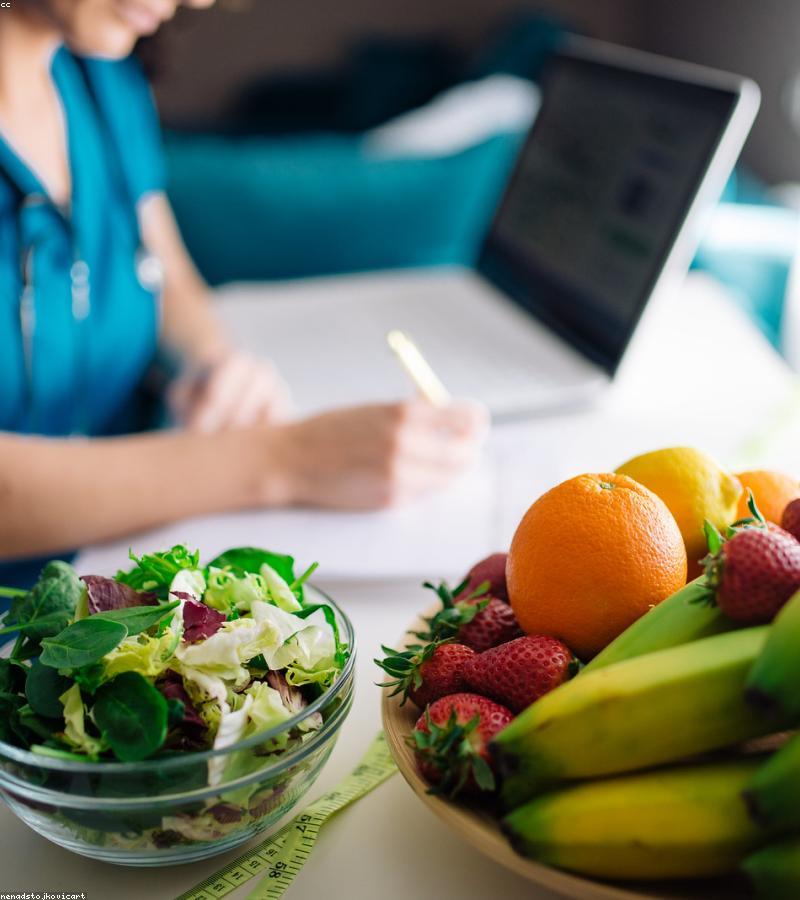 Nutritionniste en consultation avec un patient